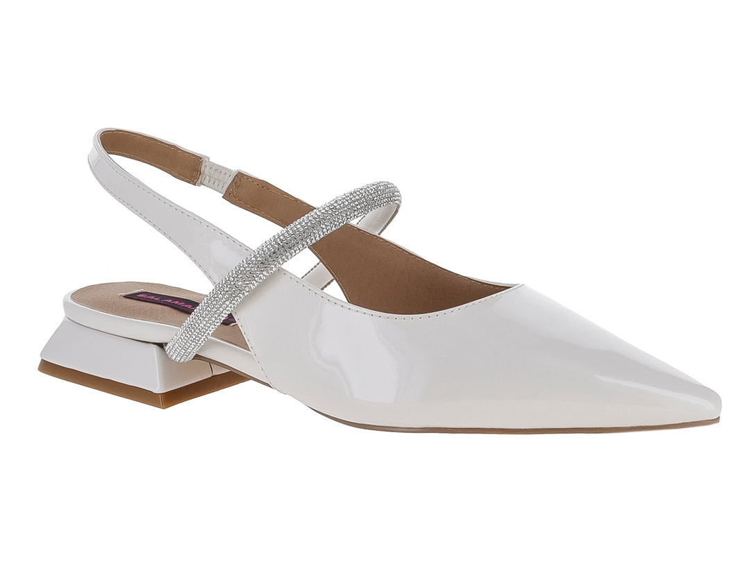 Zapato blanco de charol con punta fina, tacón bajo cuadrado y correa brillante en el empeine.