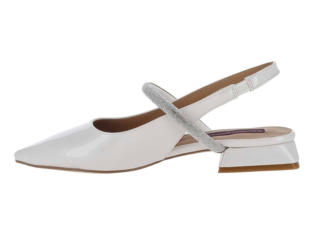 Zapato blanco de charol con punta fina, tacón bajo cuadrado y correa brillante en el empeine.