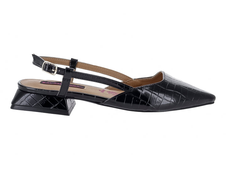 Zapato negro de charol con textura de cocodrilo, punta aguda y tacón cuadrado bajo.
