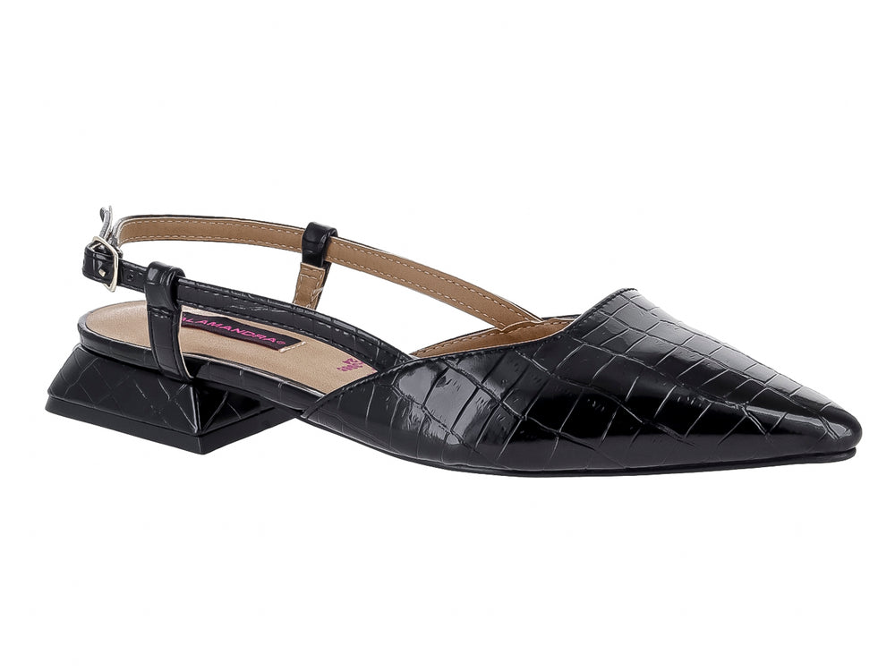 Zapato negro de charol con textura de cocodrilo, punta aguda y tacón cuadrado bajo.