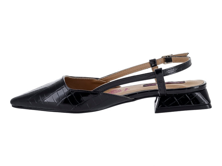 Zapato negro de charol con textura de cocodrilo, punta aguda y tacón cuadrado bajo.