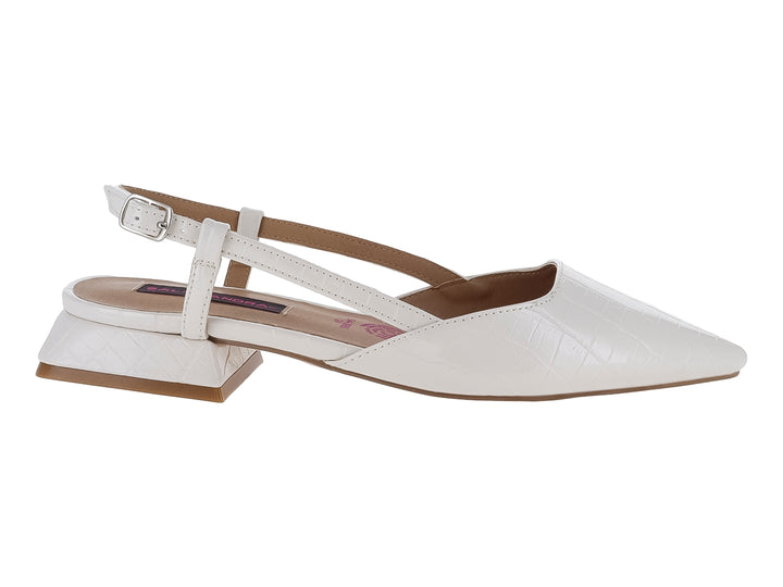 Zapato blanco de punta fina con textura de cocodrilo, tacón bajo cuadrado y correa ajustable.