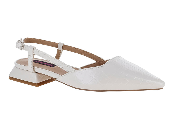 Zapato blanco de punta fina con textura de cocodrilo, tacón bajo cuadrado y correa ajustable.