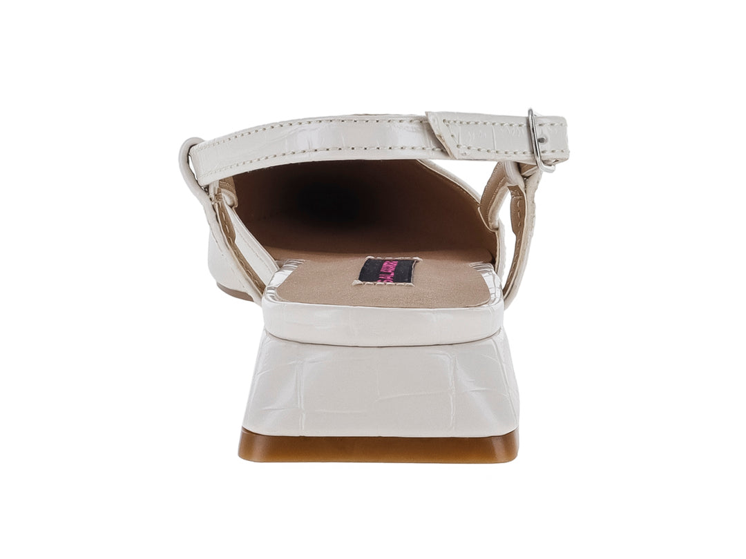 Zapato blanco de punta fina con textura de cocodrilo, tacón bajo cuadrado y correa ajustable.
