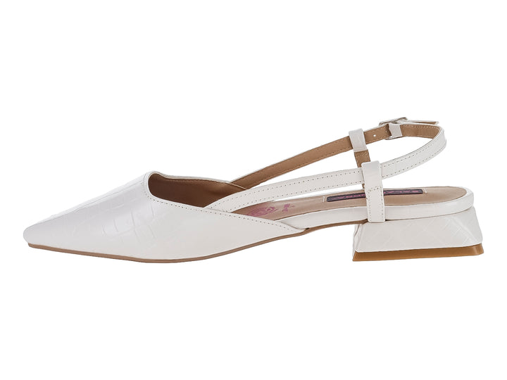 Zapato blanco de punta fina con textura de cocodrilo, tacón bajo cuadrado y correa ajustable.