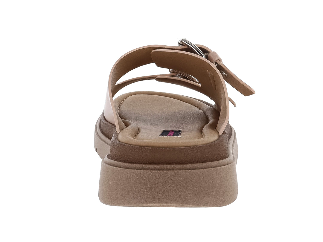 Sandalia beige de plataforma con dos correas y hebillas plateadas sobre suela gruesa color taupe.