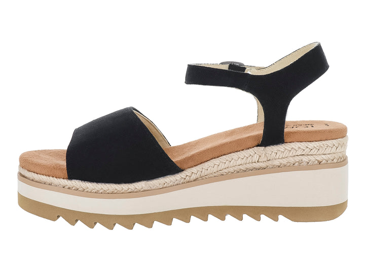 Sandalia de plataforma TOMS color negro con suela blanca y detalle de esparto en la cuña.