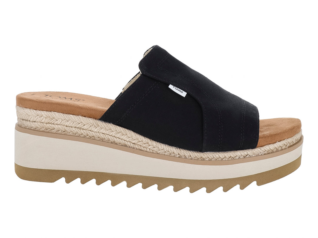 Sandalia TOMS de plataforma color negro con suela blanca y beige y detalle de cuerda.