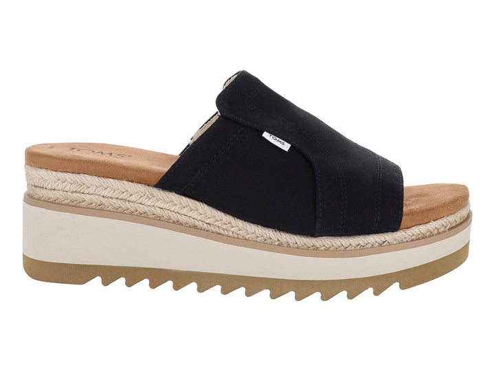 Sandalia TOMS de plataforma color negro con suela blanca y beige y detalle de cuerda.