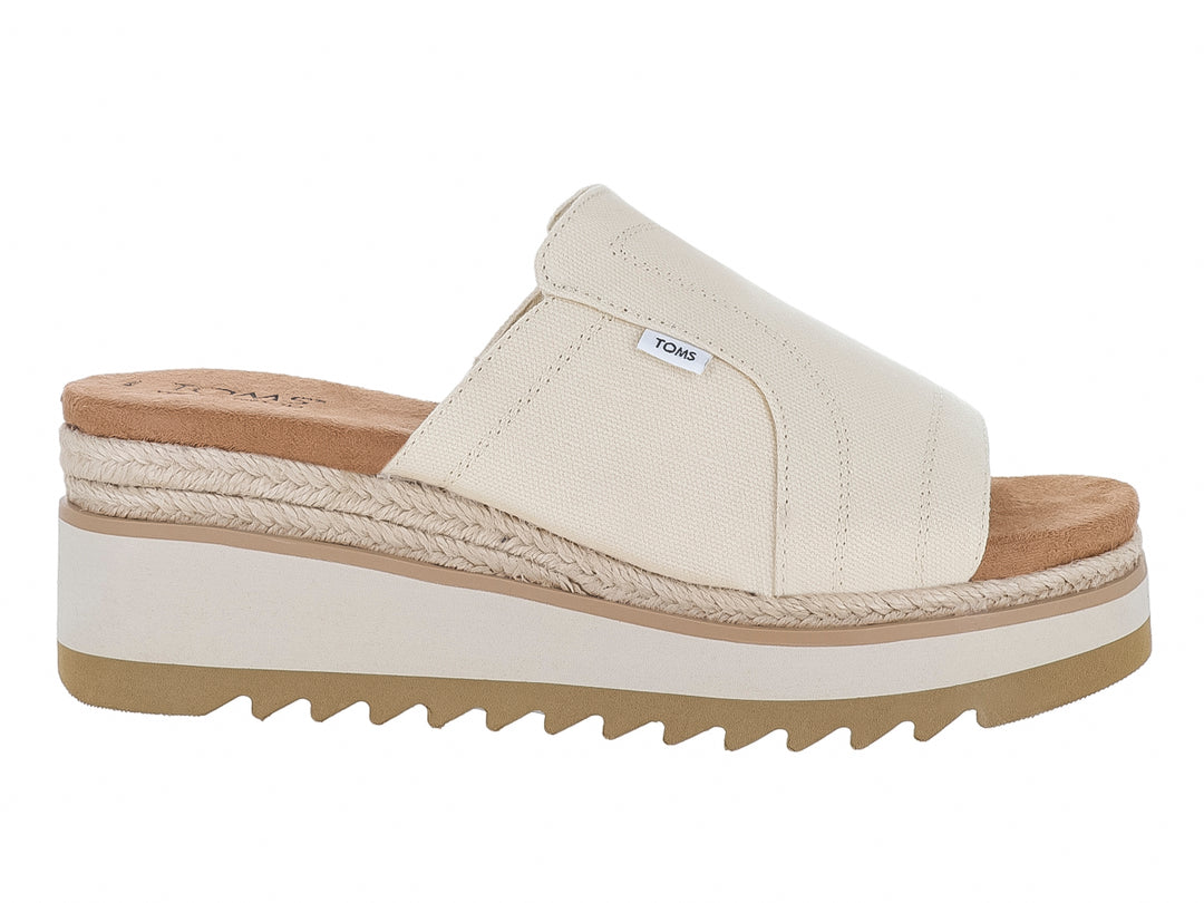 Sandalia TOMS de plataforma color crema con banda frontal de lona y suela beige dentada.