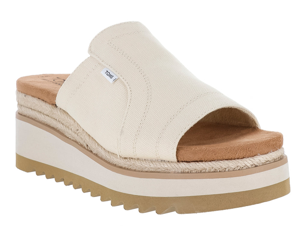 Sandalia TOMS de plataforma color crema con banda frontal de lona y suela beige dentada.