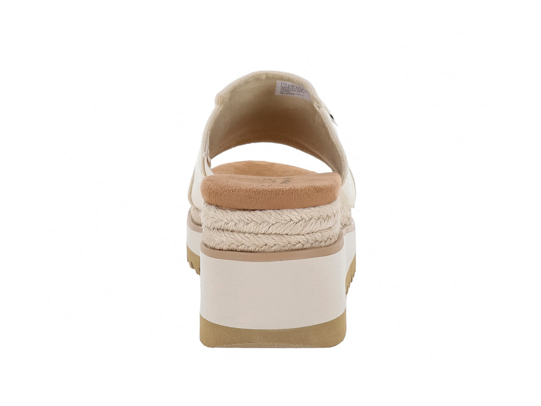 Sandalia TOMS de plataforma color crema con banda frontal de lona y suela beige dentada.