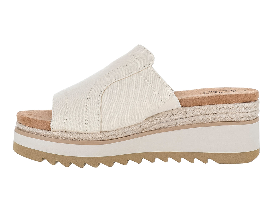 Sandalia TOMS de plataforma color crema con banda frontal de lona y suela beige dentada.
