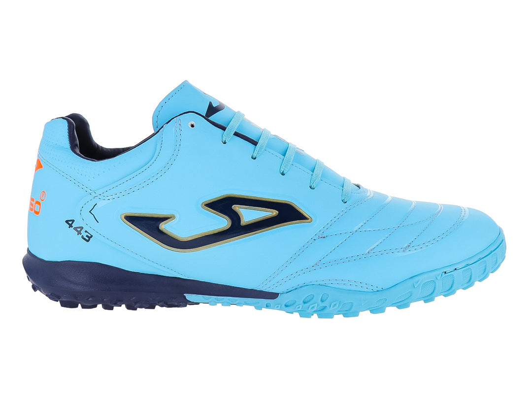 Zapato de fútbol GATTUSO color azul claro con suela azul marino y detalles en dorado.