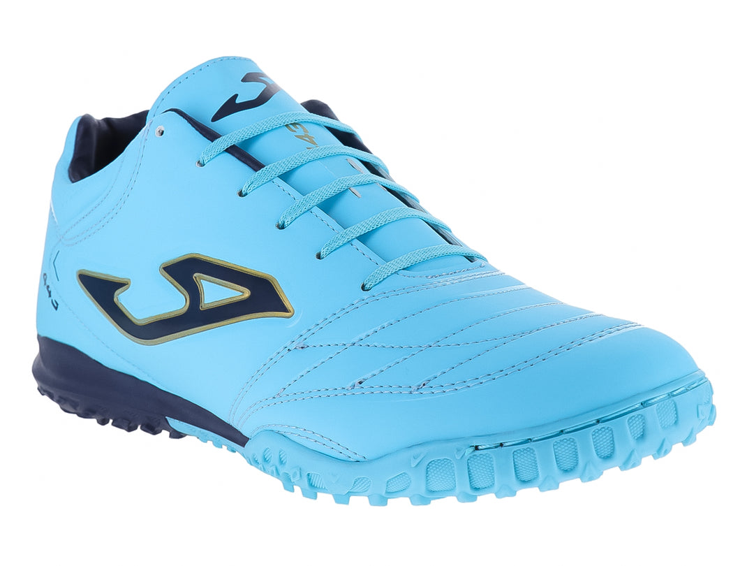 Zapato de fútbol GATTUSO color azul claro con suela azul marino y detalles en dorado.