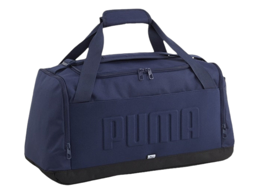 Bolsa de deporte PUMA color azul marino con base negra y logotipo en relieve.