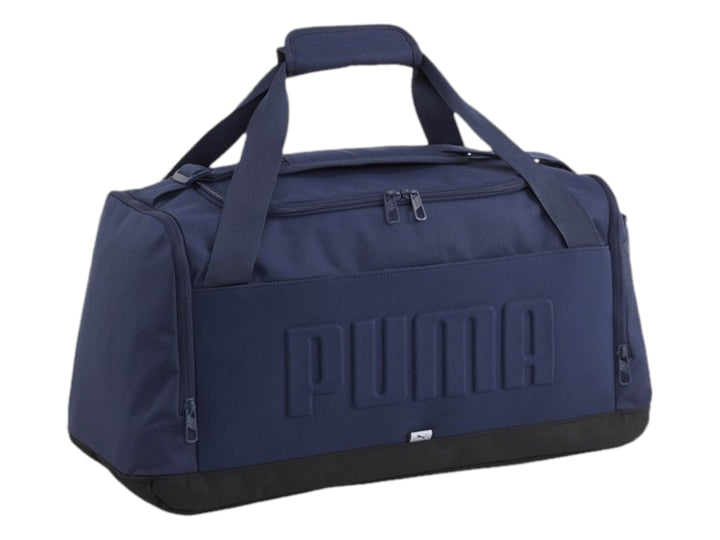 Bolsa de deporte PUMA color azul marino con base negra y logotipo en relieve.