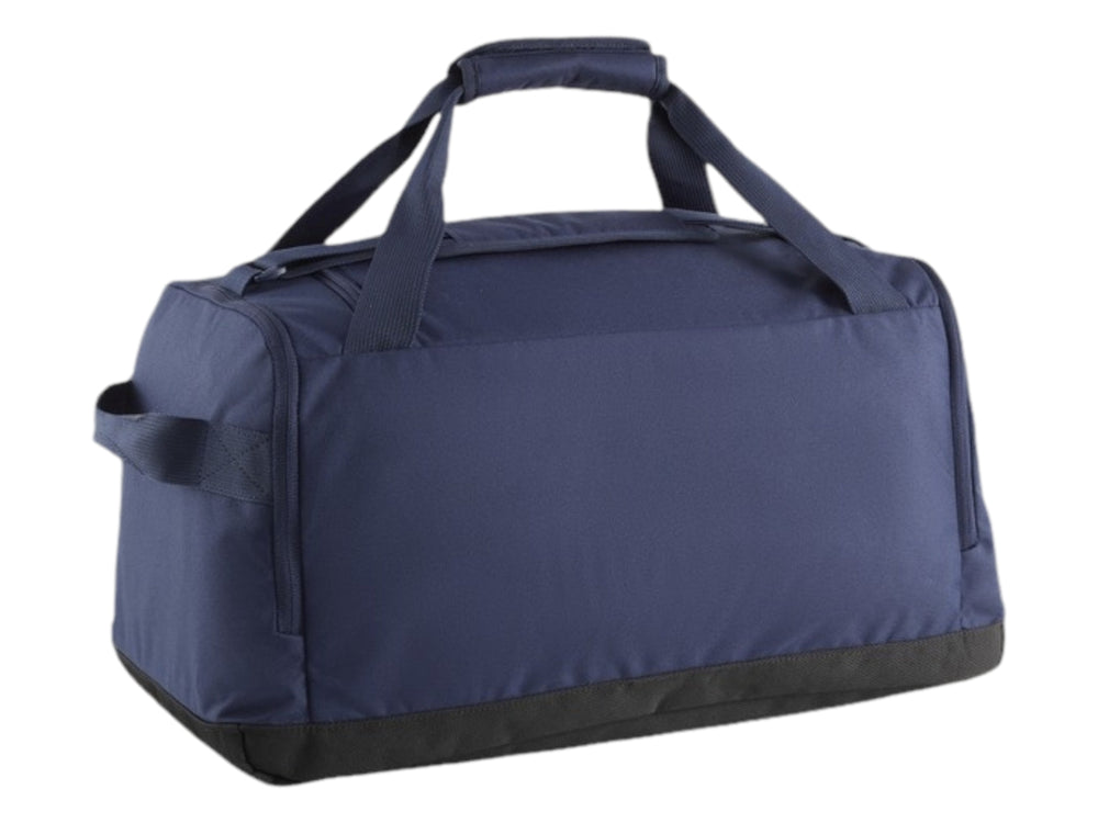 Bolsa de deporte PUMA color azul marino con base negra y logotipo en relieve.