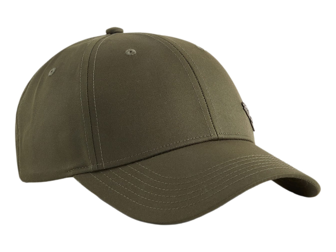 Gorra PUMA color verde oliva oscuro con visera curva y diseño deportivo.