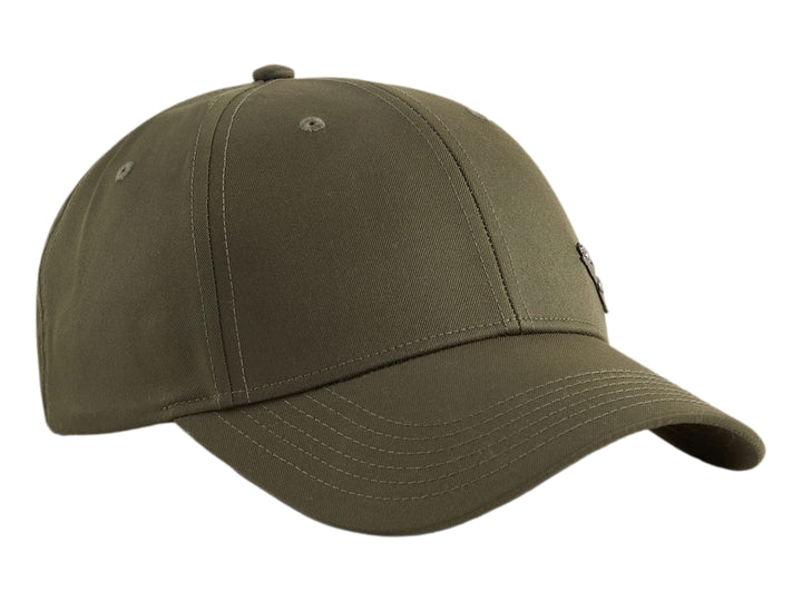 Gorra PUMA color verde oliva oscuro con visera curva y diseño deportivo.