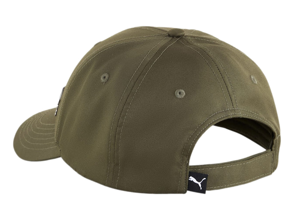 Gorra PUMA color verde oliva oscuro con visera curva y diseño deportivo.