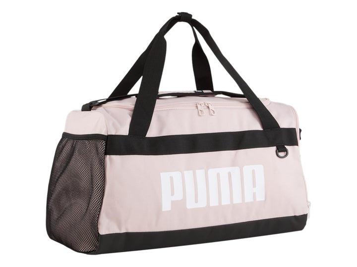 Bolsa de deporte PUMA color mauve mist con detalles y asas en negro y logotipo frontal blanco.