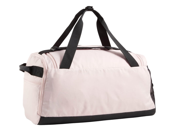 Bolsa de deporte PUMA color mauve mist con detalles y asas en negro y logotipo frontal blanco.