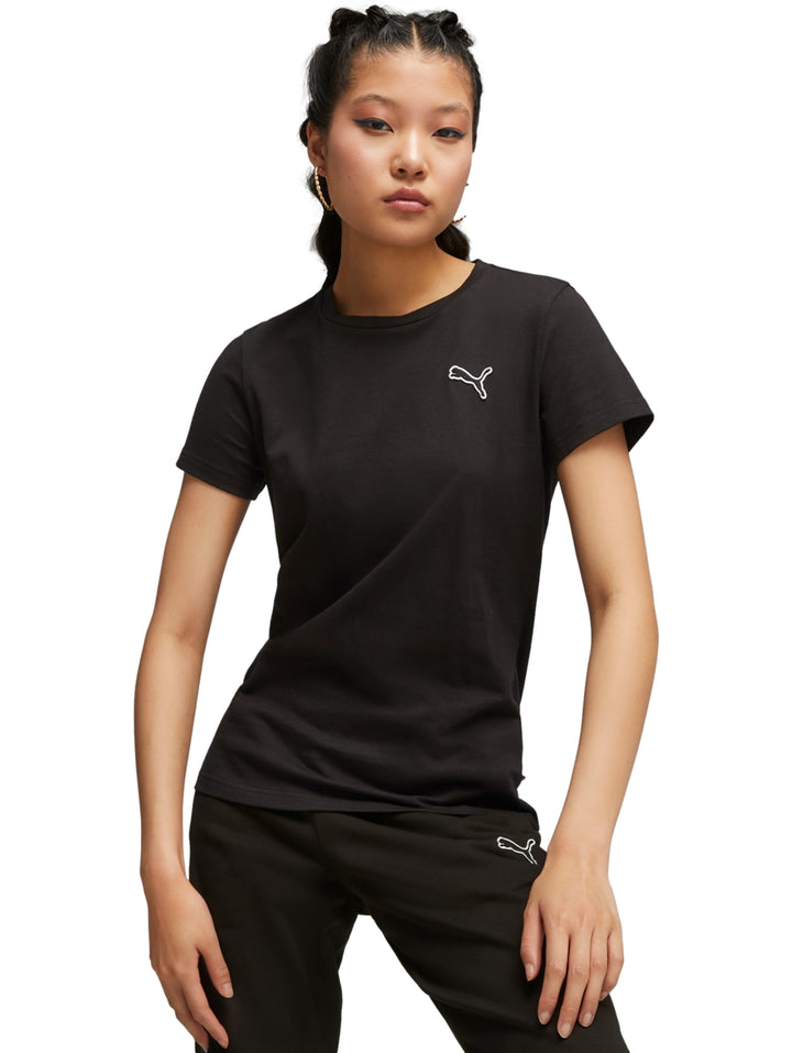Mujer vistiendo una playera PUMA Better Essentials de color negro con logotipo blanco en el pecho.