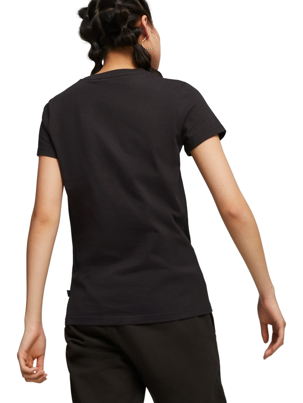 Mujer vistiendo una playera PUMA Better Essentials de color negro con logotipo blanco en el pecho.