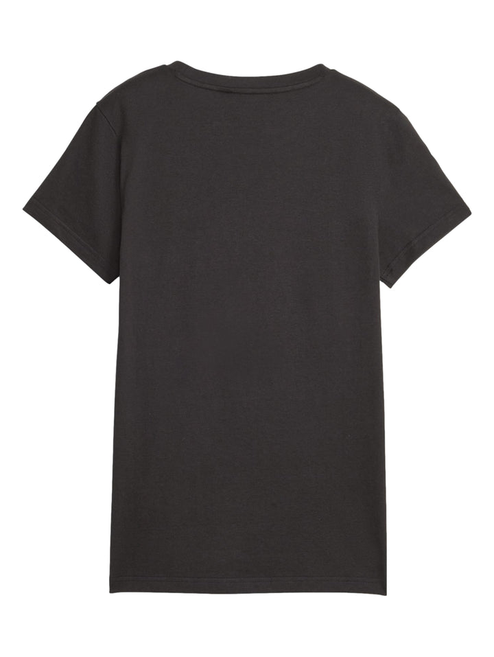 Mujer vistiendo una playera PUMA Better Essentials de color negro con logotipo blanco en el pecho.