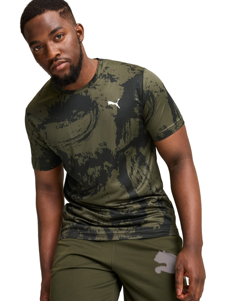 Camiseta deportiva PUMA color verde oliva con estampado abstracto y cuello redondo.