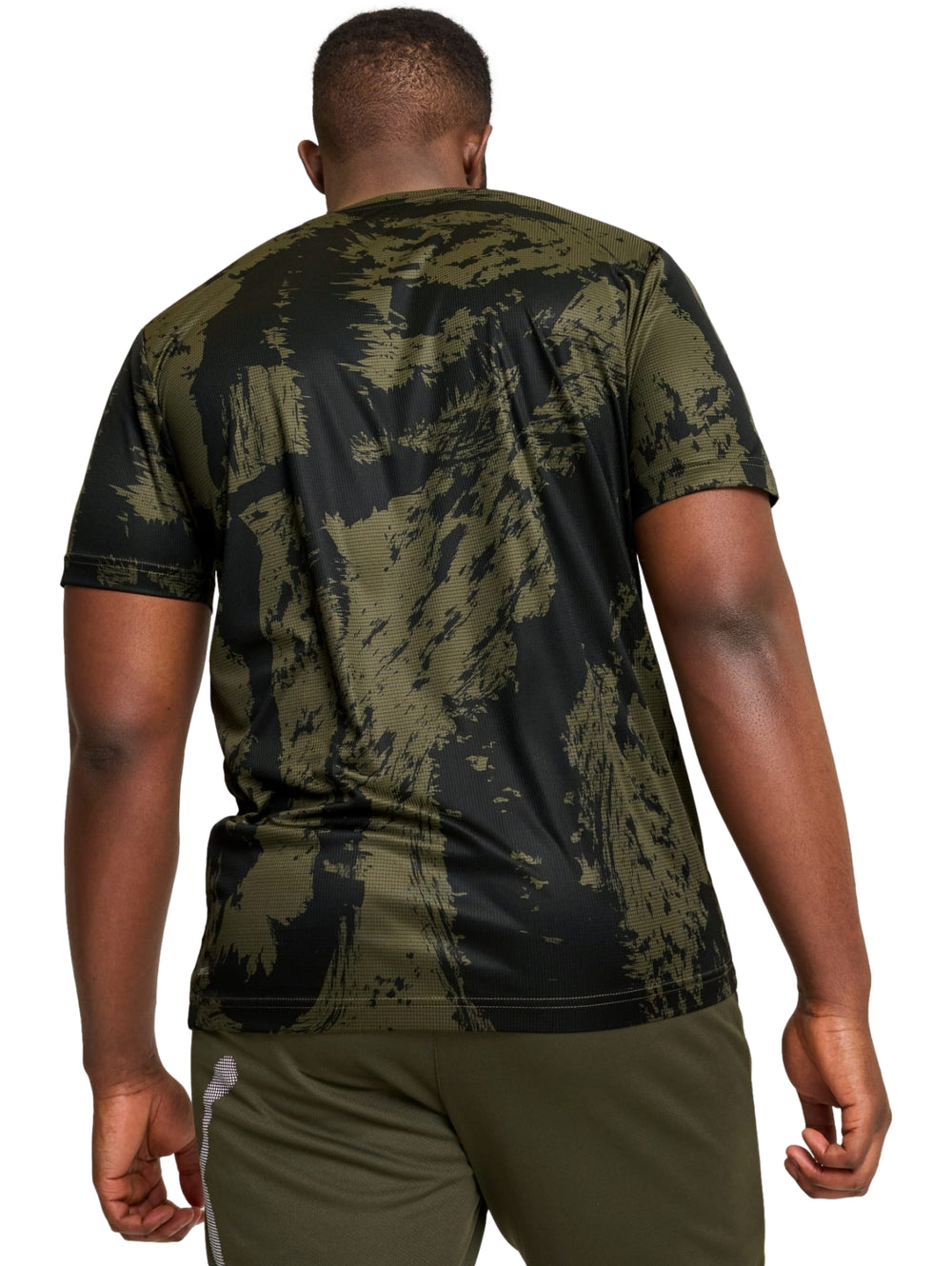 Camiseta deportiva PUMA color verde oliva con estampado abstracto y cuello redondo.
