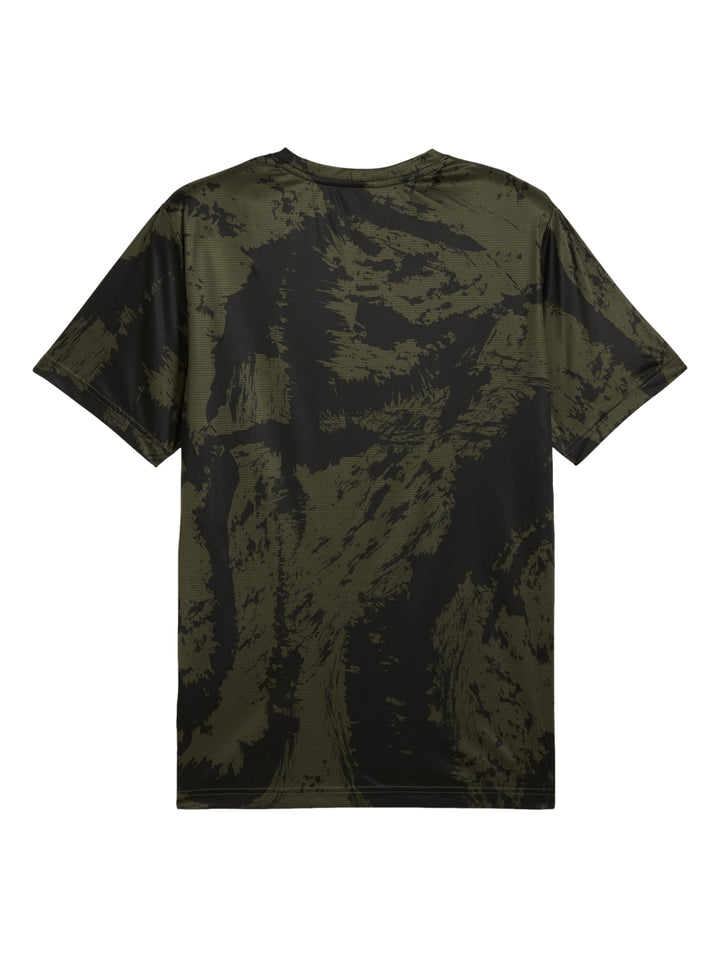 Camiseta deportiva PUMA color verde oliva con estampado abstracto y cuello redondo.