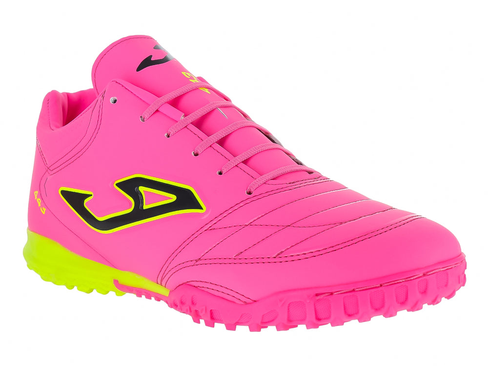 Zapato de fútbol GATTUSO 443 en color rosa brillante con detalles en amarillo y negro, suela para pasto sintético.