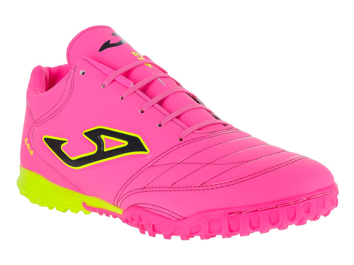 Zapato de fútbol GATTUSO 443 en color rosa brillante con detalles en amarillo y negro, suela para pasto sintético.
