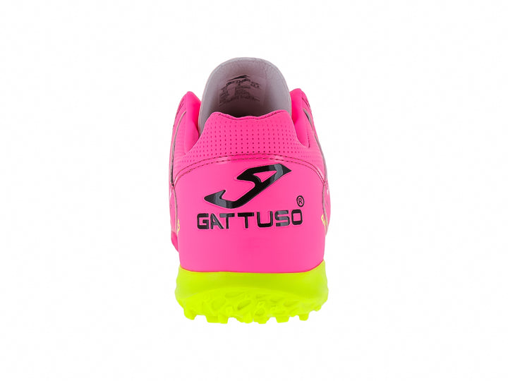 Zapato de fútbol GATTUSO 443 en color rosa brillante con detalles en amarillo y negro, suela para pasto sintético.