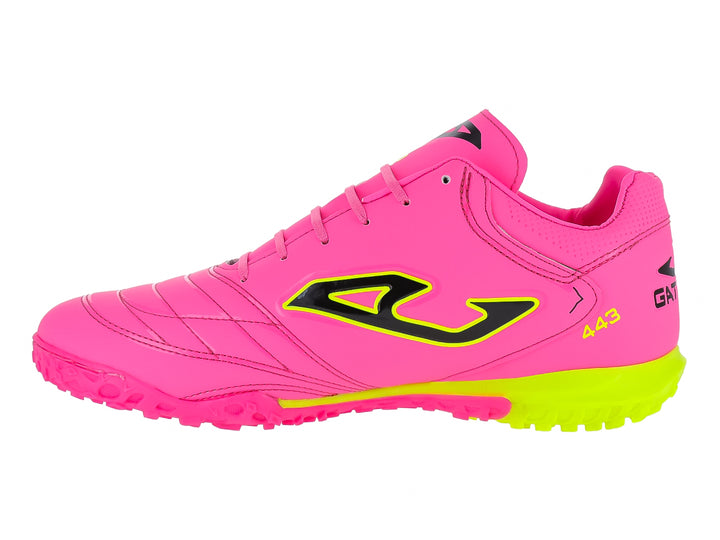 Zapato de fútbol GATTUSO 443 en color rosa brillante con detalles en amarillo y negro, suela para pasto sintético.