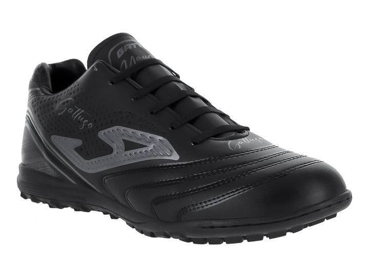 Zapato de fútbol GATTUSO modelo 719 TF en color negro con detalles en gris y suela para pasto sintético.