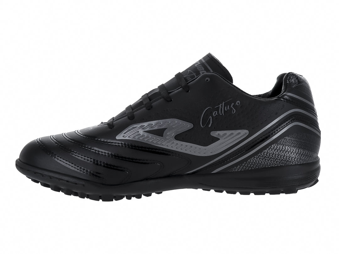 Zapato de fútbol GATTUSO modelo 719 TF en color negro con detalles en gris y suela para pasto sintético.