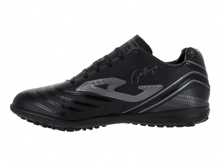 Zapato de fútbol GATTUSO modelo 719 TF en color negro con detalles en gris y suela para pasto sintético.