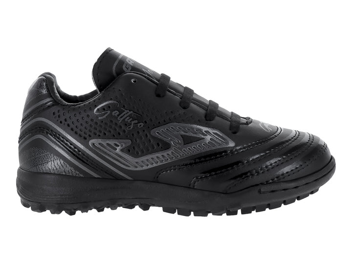 Zapato de fútbol sintético GATTUSO color negro con detalles en gris y suela para pasto sintético.