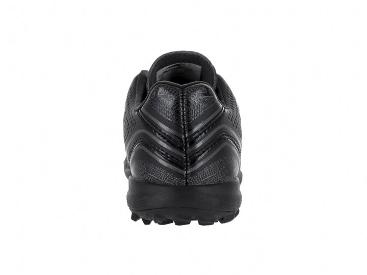 Zapato de fútbol sintético GATTUSO color negro con detalles en gris y suela para pasto sintético.