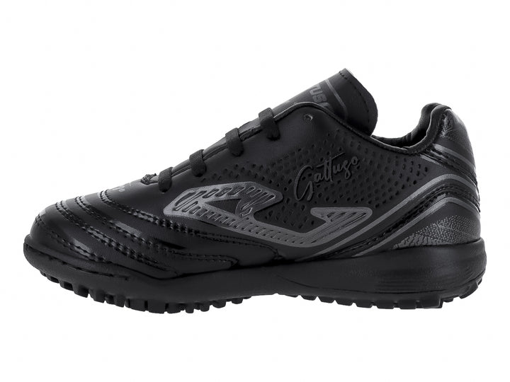 Zapato de fútbol sintético GATTUSO color negro con detalles en gris y suela para pasto sintético.