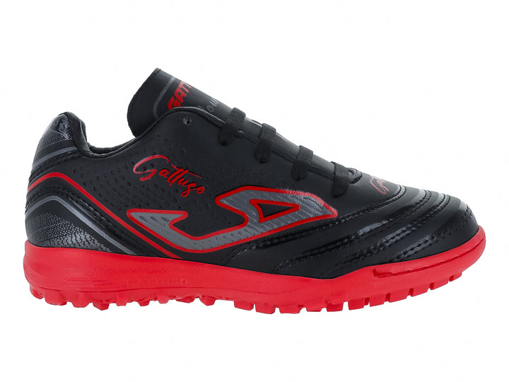 Zapato de fútbol GATTUSO color negro con suela roja y detalles decorativos en rojo y gris.