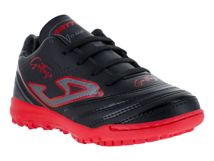 Zapato de fútbol GATTUSO color negro con suela roja y detalles decorativos en rojo y gris.