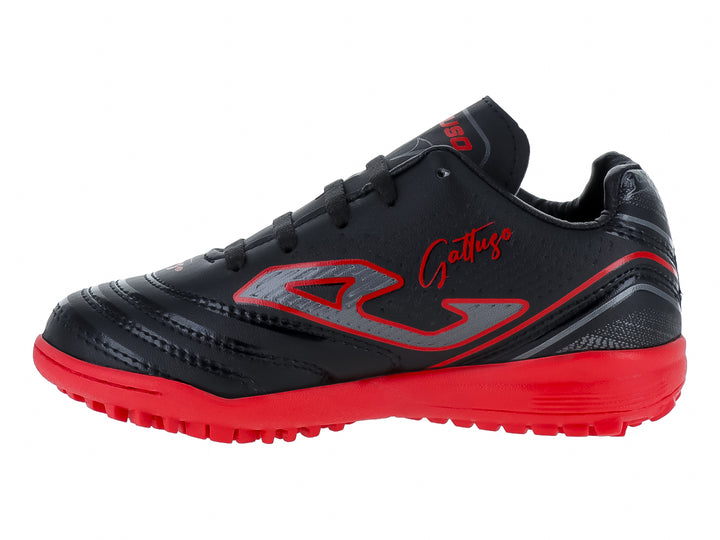 Zapato de fútbol GATTUSO color negro con suela roja y detalles decorativos en rojo y gris.