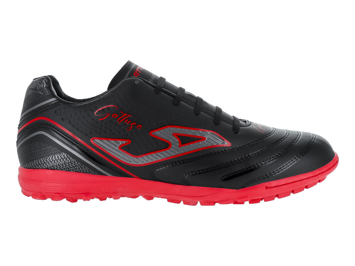 Zapato de fútbol GATTUSO color negro con suela roja y detalles en gris y rojo.