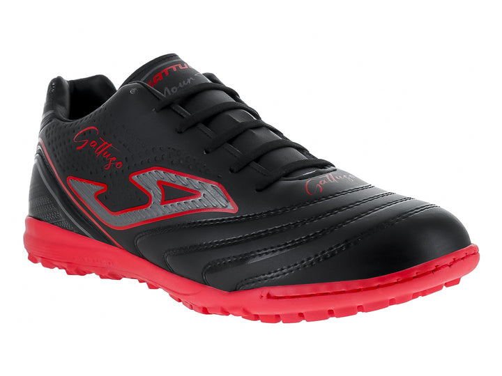 Zapato de fútbol GATTUSO color negro con suela roja y detalles en gris y rojo.