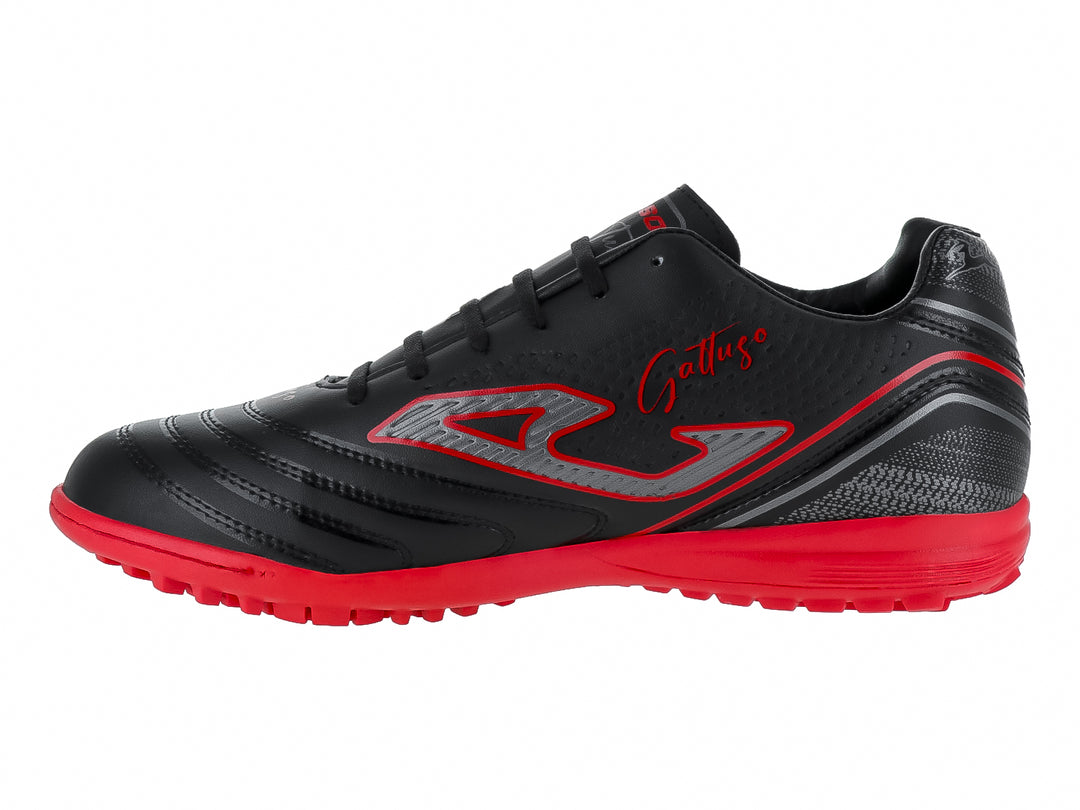 Zapato de fútbol GATTUSO color negro con suela roja y detalles en gris y rojo.