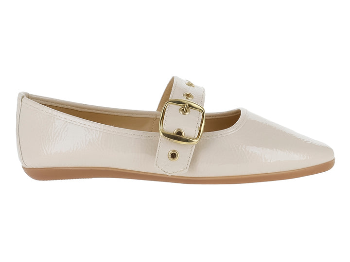 Zapato plano color latte de charol brillante con hebilla dorada decorativa para niña.